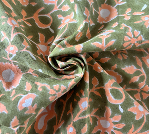Tela de algodón estampada a mano en India con diseño floral en tonos melocotón y azul sobre base verde oliva - Product Image 2