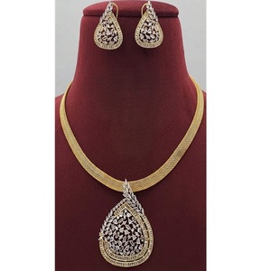 Ensemble de collier et boucles d'oreilles de créateur, finition or blanc, qualité supérieure exclusive, pour mariage, fête, collection pour femmes. - Product Image 1
