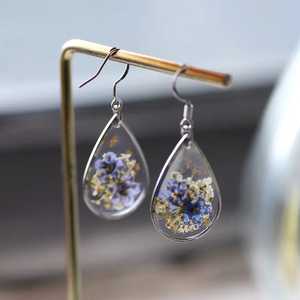 Pendientes de resina con detalles de metal de cobre y diseño de color en espiral, ideales para colecciones de joyería artística. Artesanías de resina. - Product Image 3