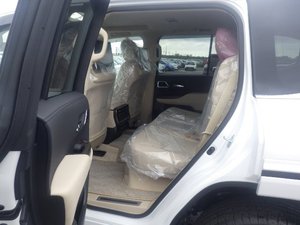 Auto Usado 2024, SUV Blanco, 8 Asientos, Faros Halógenos, Interior Claro, Transmisión Automática, Neumáticos R20, Gasolina - Product Image 5