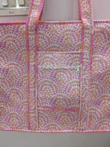 กระเป๋าโท้ทผ้าฝ้ายพิมพ์ลายดอกไม้แบบเปิดจากเมืองชัยปุระ น้ำหนักเบา เป็นมิตรกับสิ่งแวดล้อม เหมาะสำหรับฤดูใบไม้ผลิ ฤดูใบไม้ร่วง/ฤดูหนาว และฤดูร้อน ผลิตด้วยมือโดย Pinksa Fashion - Product Image 5