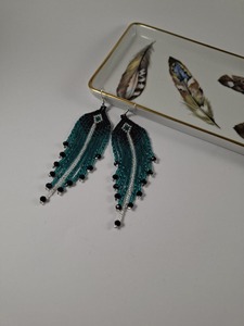 Boucles d'oreilles artisanales perlées, tendance, bleu sarcelle, noir, argent, à franges, pendantes, bijoux de déclaration - Product Image 6