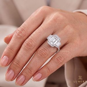 Anillo Moderno de Tres Piedras con Diamante Cultivado en Laboratorio con Corte Esmeralda, Piedras Laterales Trapezoidales Certificadas por IGI con Pavé y Halo - Product Image 5