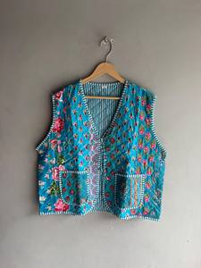 Gilet matelassé floral pour femme, col en V, sans manches, imprimé, poches, rembourrage en polyester, longueur standard, CADEAU POUR ELLE - Product Image 1