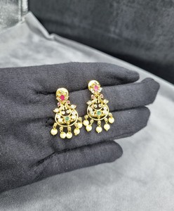 Boucles d'oreilles pendantes de style temple traditionnel d'Inde du Sud, avec diamants américains et perles, pour tenues ethniques, fabriquées par des fabricants. - Product Image 3