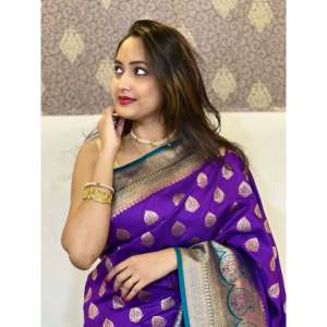 ผ้าไหมสีม่วงเนื้อนุ่มแบบอีลิท วีฟส์ พร้อมชุดราตรีหรูหราประดับด้วยผ้าทอซารี น้ำหนัก 0.65 กรัม - Product Image 2