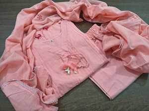 Kurta de Algodón Puro con Súper Teñido y Hermoso Bordado Printex, Cuello con Moti Hecho a Mano y Encaje Latkan, con Pantalón y Dupatta de Algodón - Product Image 5