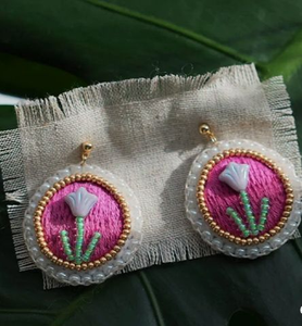 ต่างหูงานปักมือประดับมุกและลูกปัด ผ้าฝ้ายปักลายคลาสสิก น้ำหนักเบา  สามารถปรับแต่งได้ตามต้องการ - Product Image 3