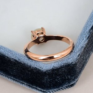 Anillo de compromiso chapado en oro rosa con nácar, plata de ley 925 maciza, engaste de púas, gema de corte redondo, joyería fina clásica. - Product Image 3