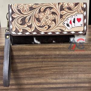 Nuevo y Elegante Bolso de Mano Tipo Clutch de Cuero Vacuno Hecho a Mano con Diseño Floral Grabado y Detalle de Cartas de Póker para Mujer - Product Image 1