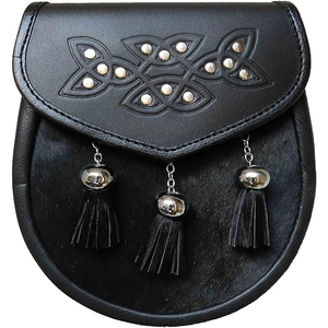 Sporran écossais à nœud celtique en cuir noir avec trois chaînes et pompon en fourrure pour kilt et tenue des Highlands - Product Image 1