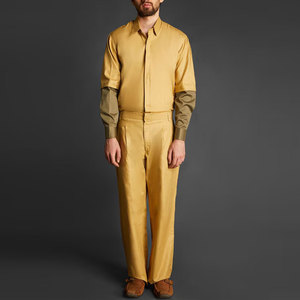 Conjunto de camisa amarilla mostaza de manga larga para hombre con puños en verde oliva contrastante y pantalones a juego - Product Image 1