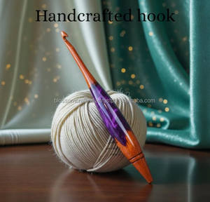 Crochet en bois époxy coloré fait main pour travaux d'aiguille à tricoter, avec surface polie durable et poignée ergonomique - Product Image 1