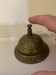 กระดิ่งตั้งโต๊ะทองเหลืองทำมือ สำหรับโต๊ะล็อบบี้โรงแรมและใช้เรียกแขก ด้วยรูปลักษณ์ตกแต่งแบบคลาสสิก - Product Image 6