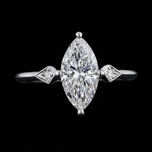 Bague distinctive à trois pierres en diamant marquise avec sertissage à griffes en forme de boussole et élégante tige à bord coupé - Product Image 1