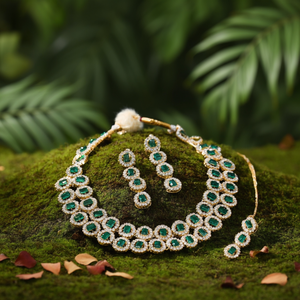 Conjunto de Joyería de Moda Chapado en Oro con Collar de Cristal de Varias Capas, Aretes y Maang Tikka para Mujer (Verde) - Product Image 3