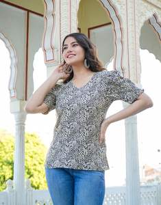 เสื้อท่อนบนผ้าเรยอนสีดำพิมพ์ลายดอกไม้สำหรับผู้หญิง ทรงปกติ แขนพอง คอวี ออกแบบมาเพื่อการสวมใส่ลำลองในช่วงเย็นและทุกวัน - Product Image 3