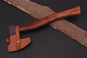 Hache à barbe en acier à haute teneur en carbone forgée à la main de qualité industrielle pour le travail du bois avec étui en cuir, fabrication OEM personnalisée - Product Image 4