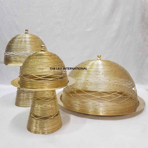 Juego de Tres Soportes para Pastel en Espiral de Alambre Metálico Dorado Ecológicos con Cubiertas de Domo, Elegantes Soportes para Postres con Base Cónica para Fiestas - Product Image 1