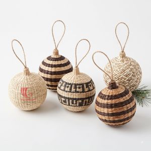 Ornements en forme de boule en jonc de mer faits à la main, décorations de Noël rustiques suspendues, motifs rayés brun naturel, étiquette en papier - Product Image 3