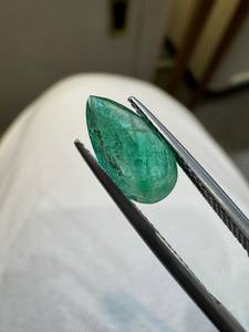 Esmeralda Colombiana Natural Verde Corte Pera 1.71CT Gema Preciosa Suelta Facetada con Juego de Color para Fabricación de Pendientes Coleccionista Zehra Gems - Product Image 3
