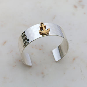 Bracelet manchette en argent martelé fait main avec breloque ancre en laiton doré – Bracelet jonc bicolore nautique pour femme - Product Image 5