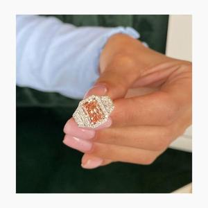 Bague de fiançailles de luxe en or rose 14 carats avec diamant rose fantaisie taille radiant, pierres latérales en forme de bouclier et halo de diamants ronds - Product Image 3