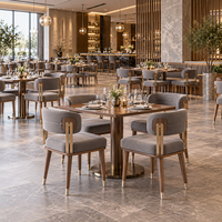 Table carrée en noyer avec piétement doré, fauteuils rembourrés en tissu gris, ensemble de restaurant, personnalisable, OEM, luxe, Chine