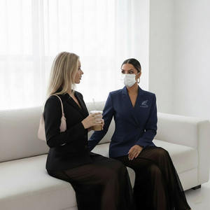 Conjunto de faldas transpirables OEM personalizadas para mujer, top corto con capucha y estampado de logotipo informal, conjunto de faldas con capucha para invierno. - Product Image 2