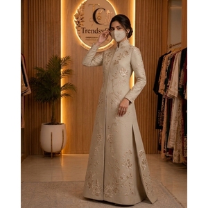 Manteau de soirée d'hiver vintage luxueux, brodé à la main, modeste et personnalisable |   Robe longue ouverte sur le devant pour femme, de qualité supérieure - Product Image 3