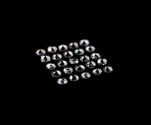 Diamante cultivado en laboratorio Om Gems de 3.0 mm, corte redondo rosa, para la elaboración de anillos solitarios, diamante blanco transparente de laboratorio, color E, claridad VVS1. - Product Image 6