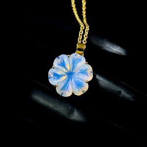 จี้รูปดอกไม้อะโอปอลไลท์ธรรมชาติ สร้อยคอพลอยแกะสลัก จี้รูปดอกไม้อะโอปอลไลท์สวยหรูสำหรับผู้หญิง ทำเครื่องประดับ ขายส่ง - Product Image 2