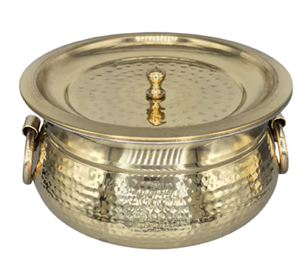 Impresionante pieza artesanal de latón martillado con un hermoso cuerpo texturizado y un encanto artesanal atemporal. Disponible a precio de mayorista. - Product Image 3