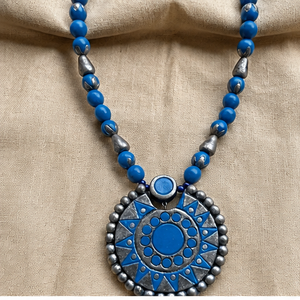Collier ethnique en perles bleues motif soleil, pendentif en métal moulé, bijoux d'art populaire pour femmes, marque KOTTRAVAI, cadeau Tamil - Product Image 2