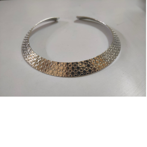 Collier ras du cou ethnique en laiton martelé de haute qualité, finition argentée, idéal pour les fêtes et mariages - Product Image 6