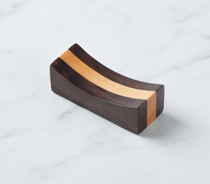 Reposacucharas de madera bicolor, curvo, de madera oscura y clara, con forma cóncava, para usar en la mesa de la cocina. - Product Image 1