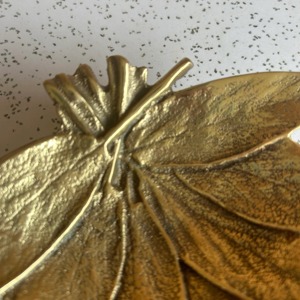 Magnifique plateau en laiton en forme de feuille, idéal pour organiser les bijoux, pour la présentation et les cadeaux, plateau décoratif en métal, fabriqué à la main en Inde. - Product Image 5