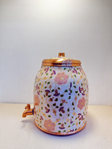 Dispensador de Agua de Cobre Puro con Estampado Floral Blanco de Lujo, Tanque de 13L con Patrón de Flores Pastel, Matka Metálica a Prueba de Fugas para Acampar - Product Image 3
