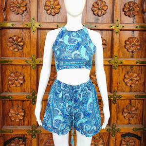 ชุดเซ็ตผ้าซาตินพิมพ์ลายเพสลีย์สไตล์โบฮีเมียนสำหรับผู้หญิง เสื้อครอปคอ halter และกางเกงขาสั้นเอวยางยืด เหมาะสำหรับใส่เที่ยวทะเลในช่วงฤดูร้อน - Product Image 1