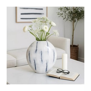 Vase de sol moderne en métal courbé, 33 pouces de diamètre, fait main, blanc avec rayures noires - Product Image 5