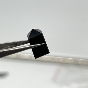 Pierre précieuse d'onyx noir naturel de haute qualité AAA+, onyx noir facetté en forme de crayon pour la création de bijoux - Product Image 1
