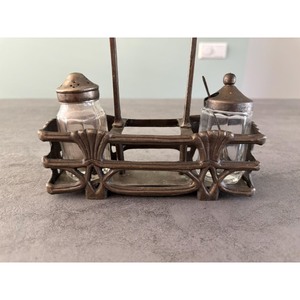 Juego de Saleros y Pimenteros de Metal Plateado con Tapas Perforadas y Bases Acampanadas para Uso en la Cocina - Product Image 5