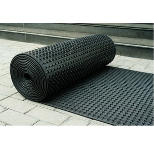 Rollo de tapete de goma negra con superficie texturizada para uso en interiores y exteriores - Product Image 1