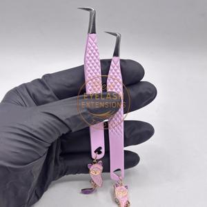 Pince à épiler professionnelle à pointe en fibre pour extensions de cils, revêtement poudré rose vif à 90 degrés, personnalisable avec logo, outil de beauté pour porte-clés - Product Image 3