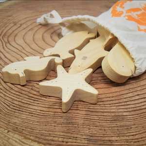 ชุดของเล่นไม้รูปปลาทำมือ ของเล่นเสริมพัฒนาการเด็ก งานฝีมือไม้คุณภาพสูง ชุด 8 ชิ้น - Product Image 1