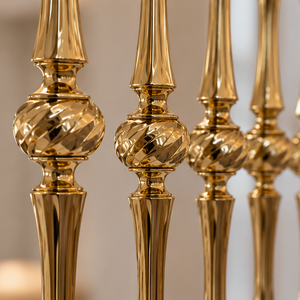 Balustrades d'escalier classiques dorées avec balustres torsadés et meneaux coniques sculptés pour grands intérieurs - Product Image 2