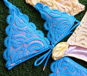 Ensemble de bikini en dentelle pour femme, haut triangle et bas à nouer sur les côtés, dentelle florale, couleurs personnalisées, maillot de bain - Product Image 4