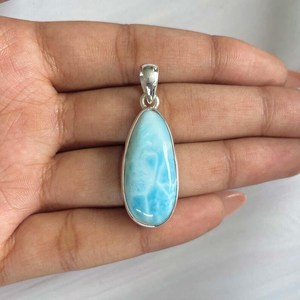 Pendentif artisanal en larimar plaqué or, en argent sterling 925, cabochon ovale, bijou en cristal de guérison, pierre précieuse dominicaine, cadeau unisexe - Product Image 1