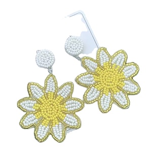 Pendientes de botón clásicos unisex con letras de cuentas de vidrio hechas a mano, estilo maestra, con cuentas de semillas, color rosa, dorado y blanco, novedades - Product Image 1