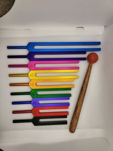 Ensemble de diapasons manuels Solfège de couleur, 9 pièces, avec pochette et maillet, certifiés CE, outils de guérison de qualité médicale, fréquence précise - Product Image 6